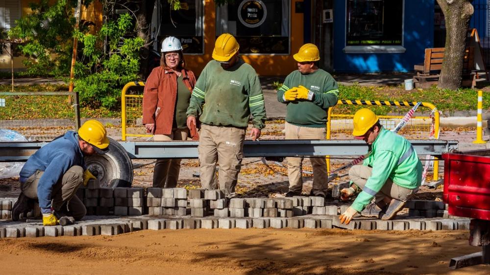 Construyen 6 nuevas cuadras de adoquines en Villa Elisa
