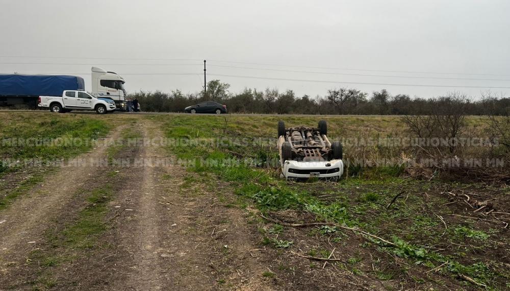 Dio marcha atrás, perdió el control y cayó en una alcantarilla