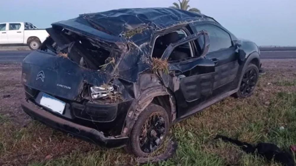 Volvían de una fiesta, 9 en un auto, volcaron y una joven murió