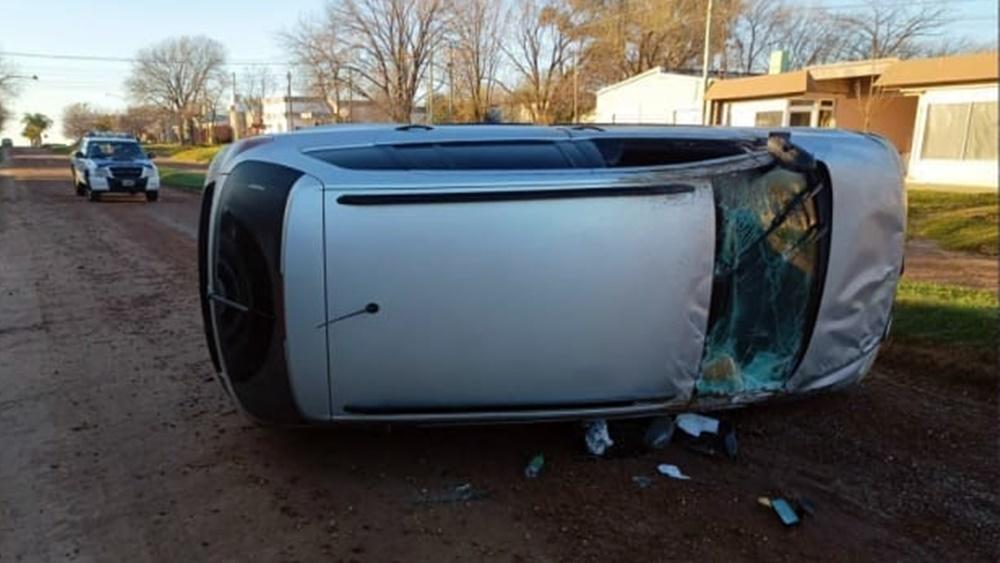 Un automóvil volcó en Villa Elisa