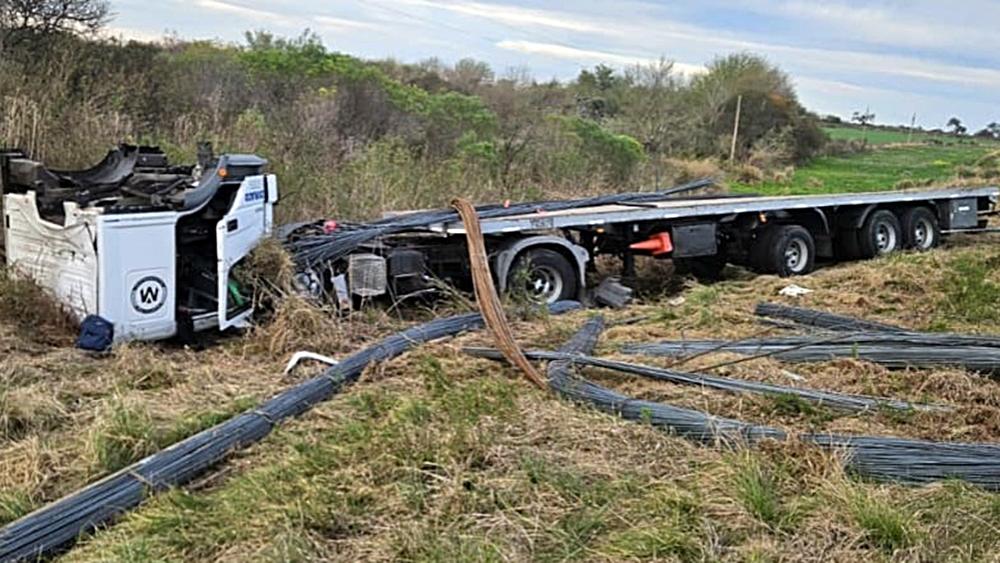 Un camión volcó en la ruta 12 tras esquivar un animal