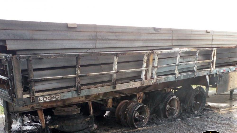 Incendio en acoplado de camión en autovía 18