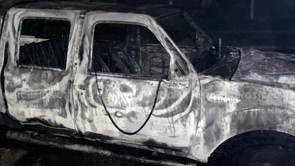 Una camioneta fue destruida por el fuego