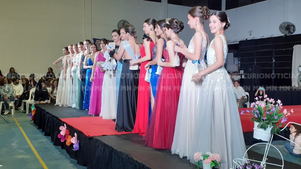 Lleno total el desfile de modas organizado por el hospital