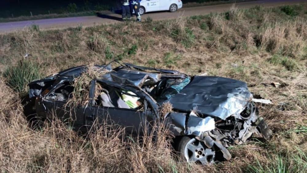 Automóvil chocó un poste y volcó en la ruta 14: tres hospitalizados