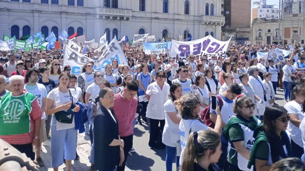 Contundente movilización docente y estatal frente a Casa Gris