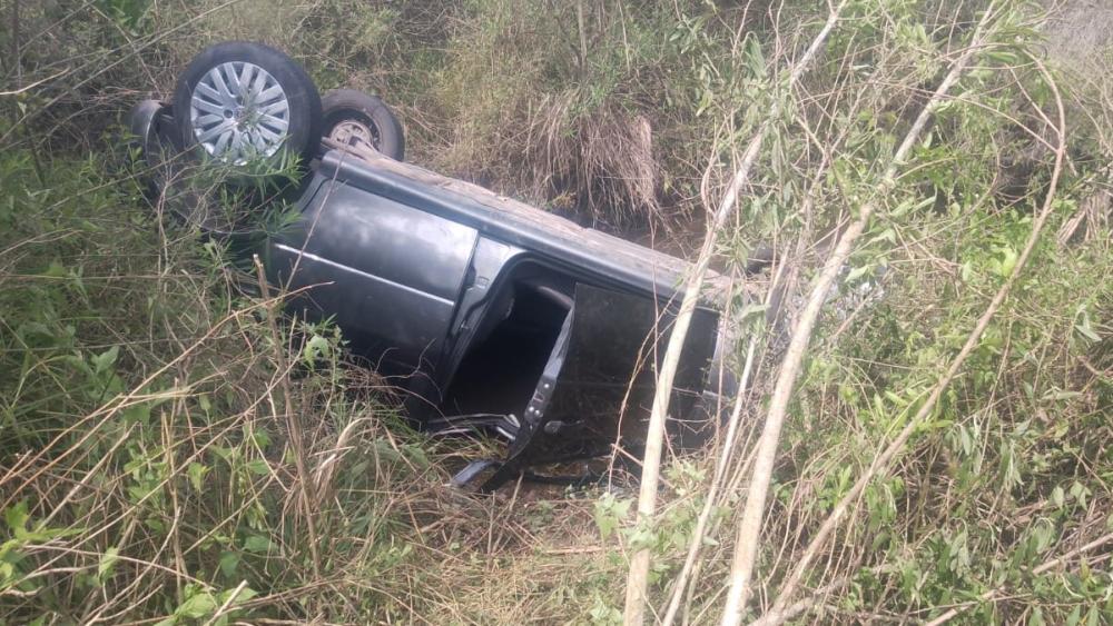 Conductor se salvó milagrosamente luego de despistar y volcar en ruta 4