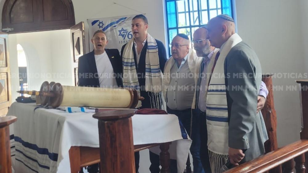 EXCLUSIVO. Con la presencia del rabino Bergman, la sinagoga de San Salvador recibió una nueva Torá
