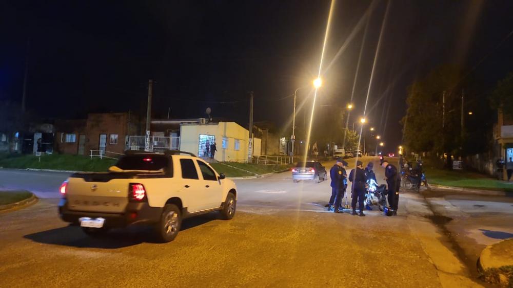 Chocan dos motos y un peatón: un menor de 17 años se da a la fuga