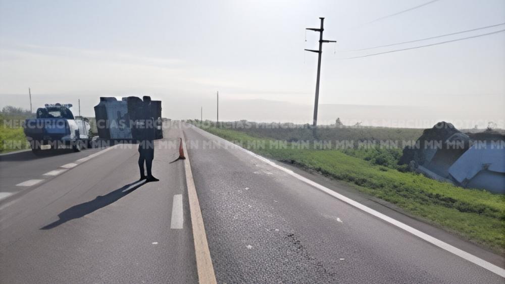 Un camión con acoplado volcó en la ruta 18