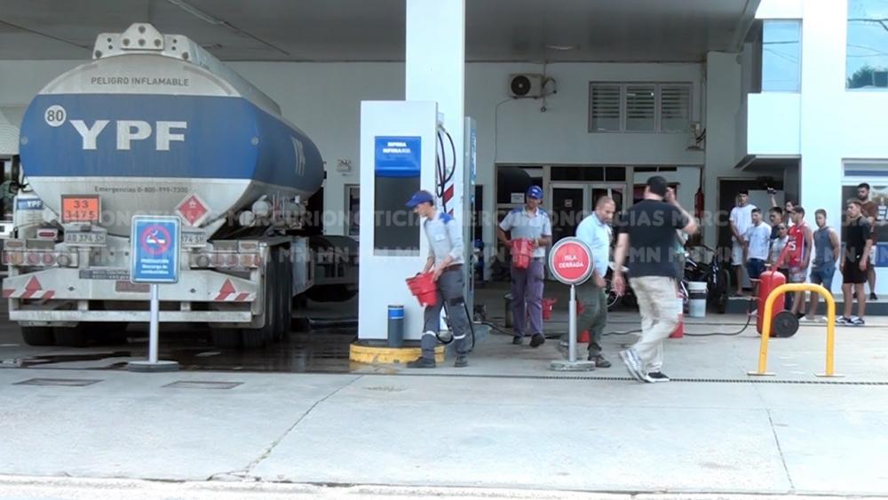 Simulacro de derrame de combustible en estación de servicios en San Salvador