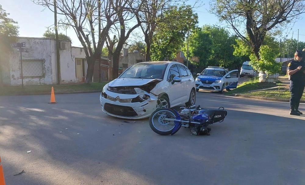 Un herido grave al chocar una moto y un auto en Colón