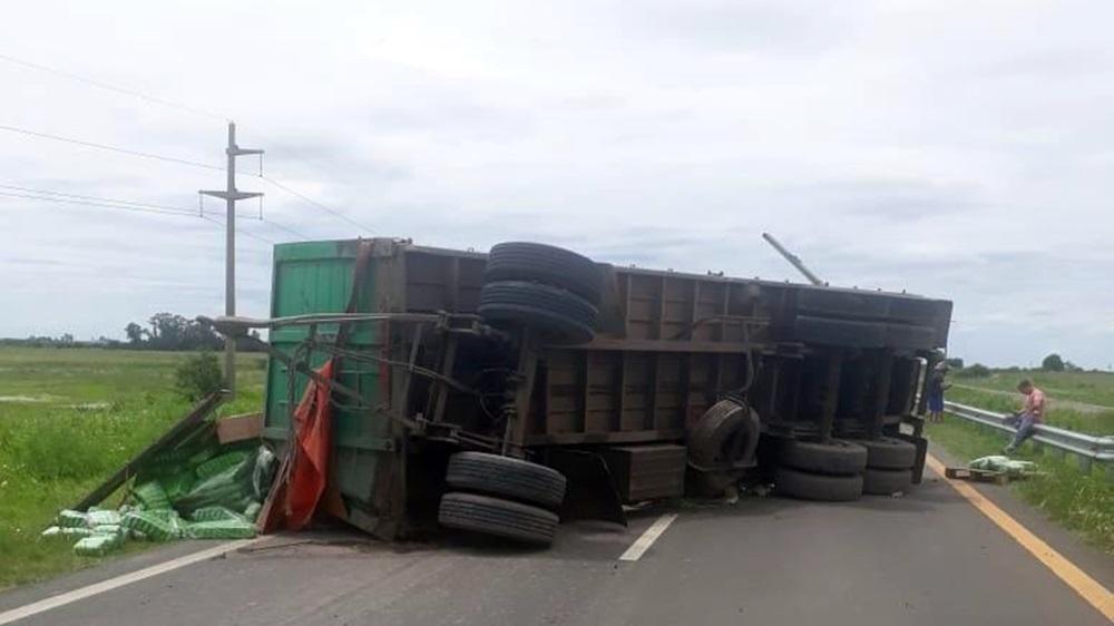 Acoplado de camión de San Salvador volcó en ruta 18