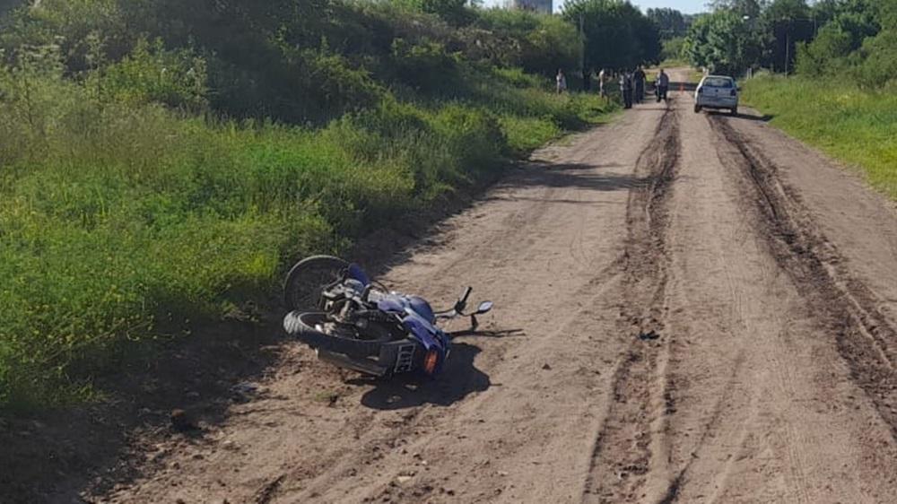 Tres en moto chocaron con un auto y resultaron con graves lesiones
