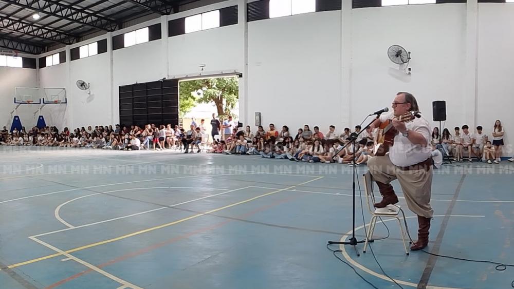 Se realizó la muestra artística y festejos por el Día de la Tradición en el Colegio