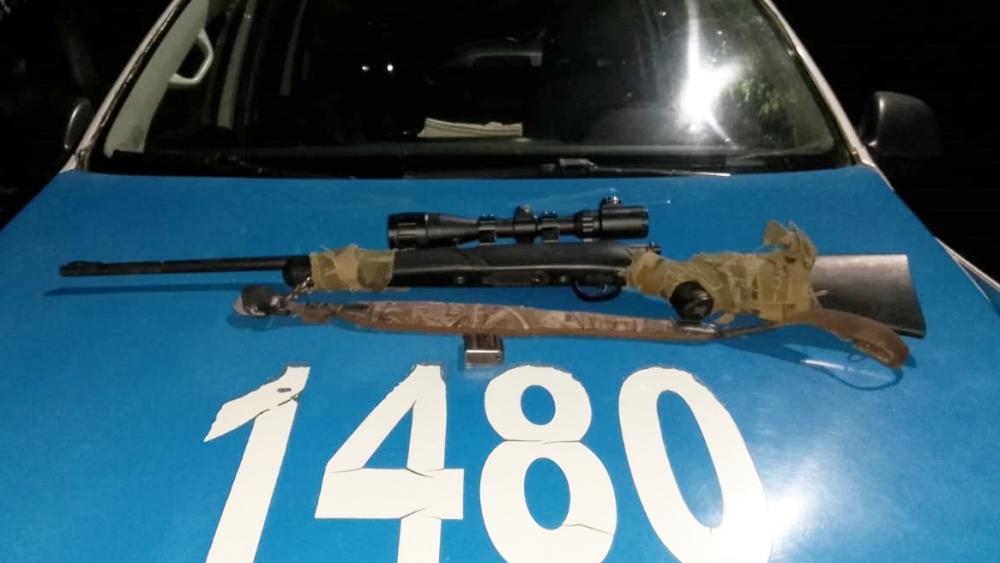 Secuestran carabina y detienen a tres sujetos en autovía 14