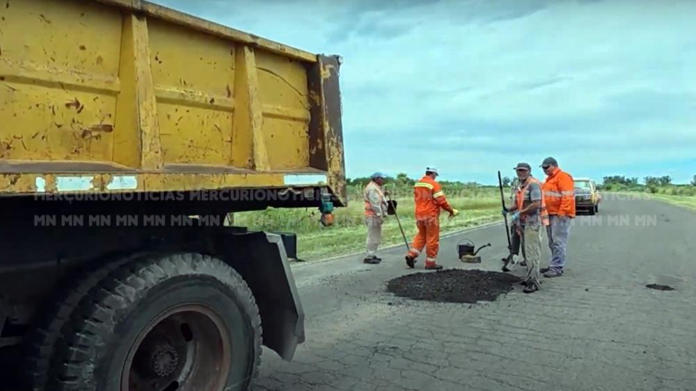 La comuna de La Clarita colabora en el bacheo de la ruta 23 y reparación de puentes