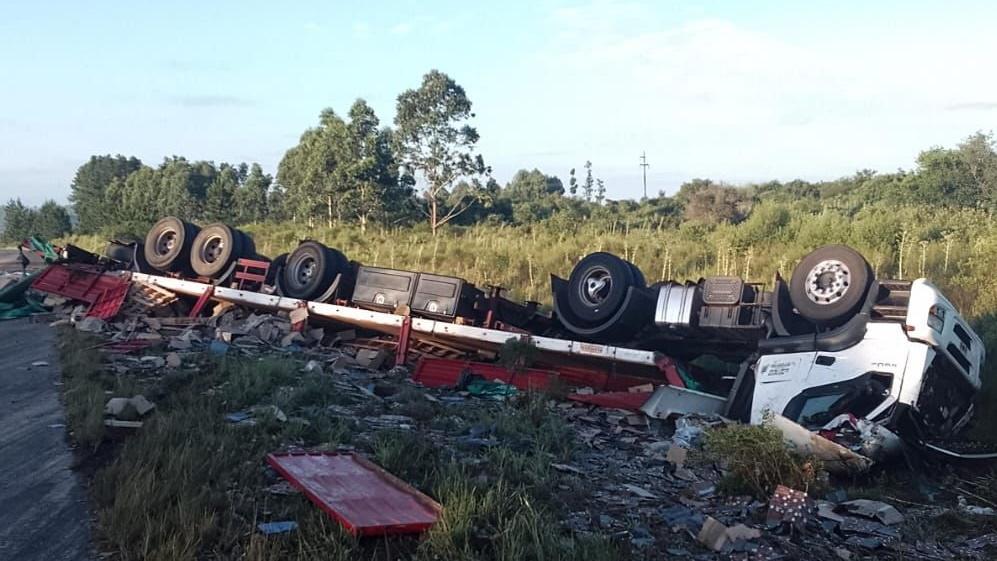 Camionero se quedó dormido y volcó en la ruta 14