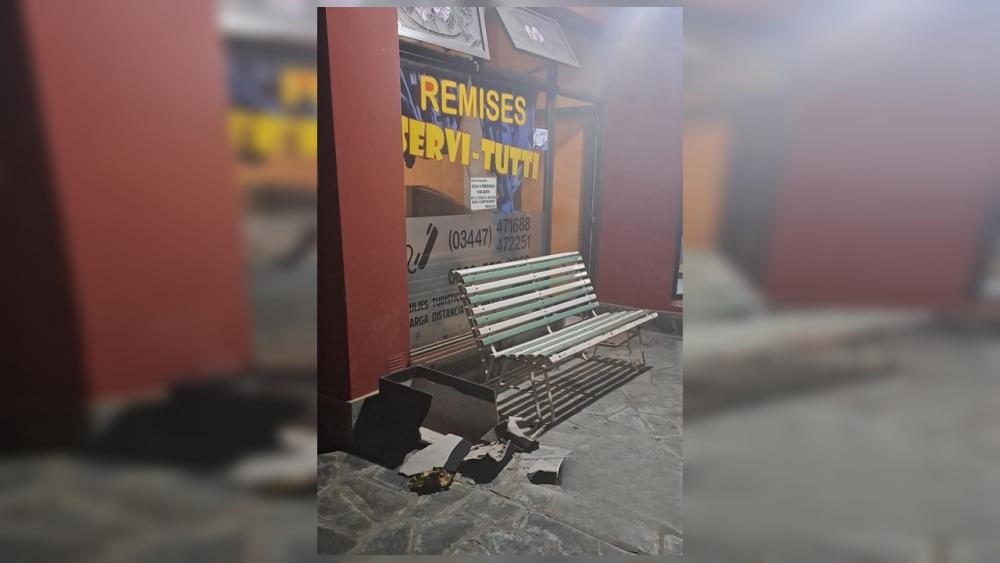 Inició daños en una remisería porque se demoraba el auto