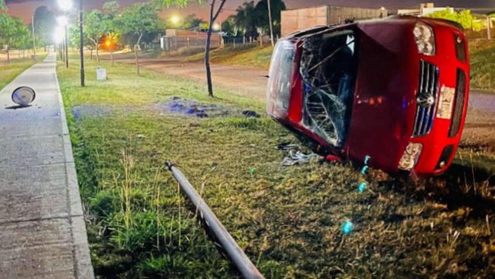Automóvil quedó volcado de costado sobre cantero central