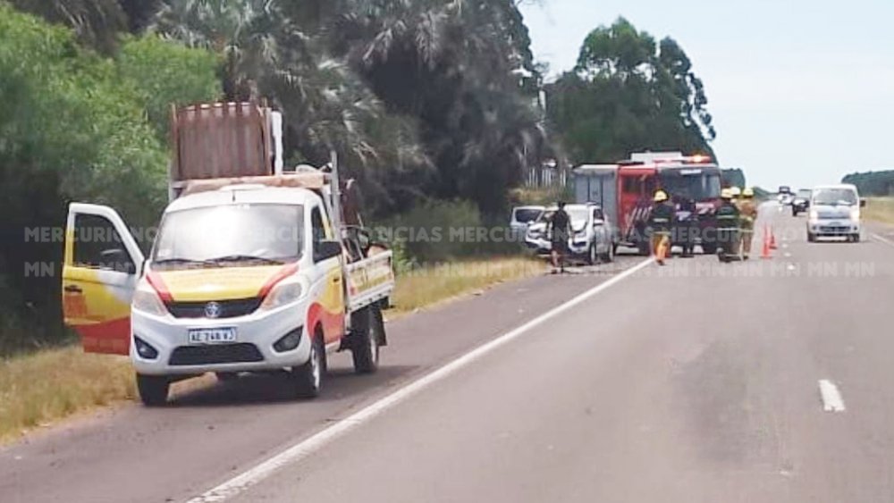 Chocan un auto y camión en ruta 14