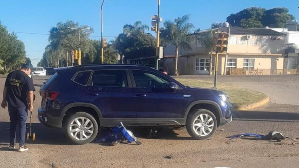 Una motociclista resultó  herida tras colisionar con un automóvil