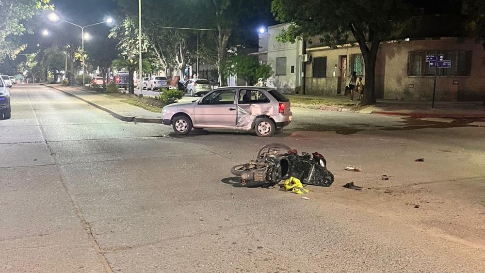 Accidente en Colón: motociclista herido tras colisión con automóvil