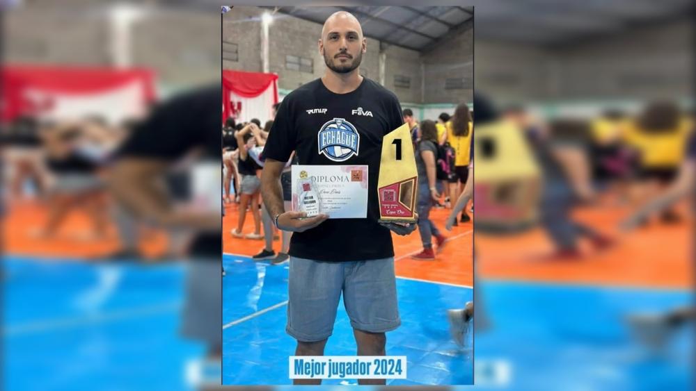 Voley: camposeño recibió una Copa de Oro al ser elegido mejor jugador