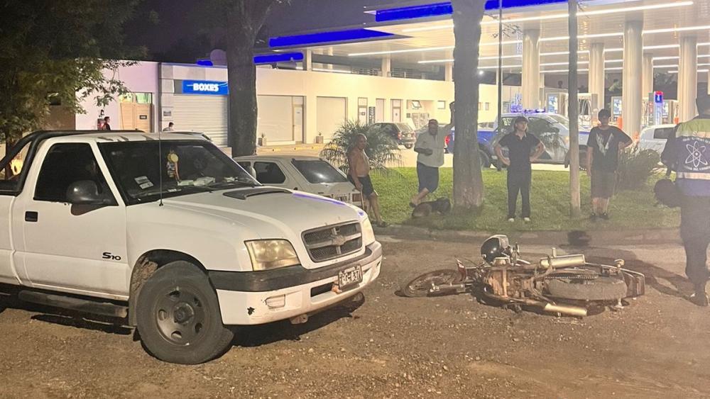 Motociclista lesionada tras colisión con camioneta: alcoholemia positiva