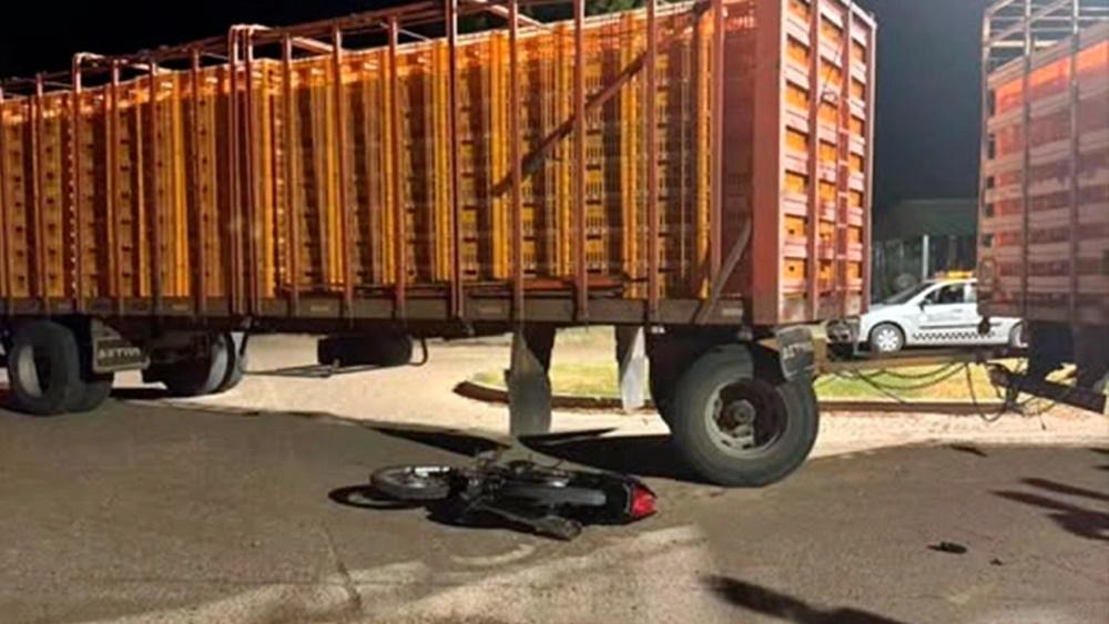 Un joven motociclista murió luego de chocar con camión