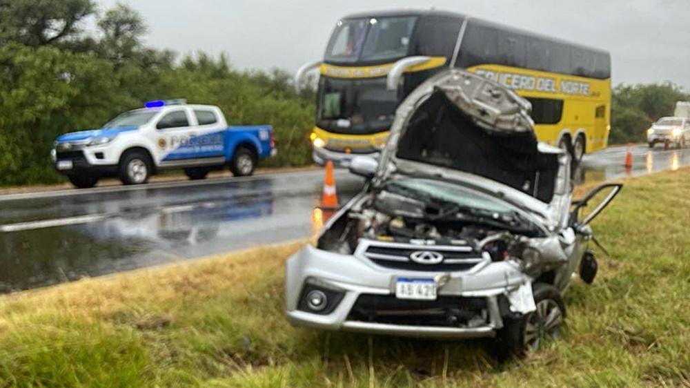 Ruta 12: un automóvil chocó contra un camión