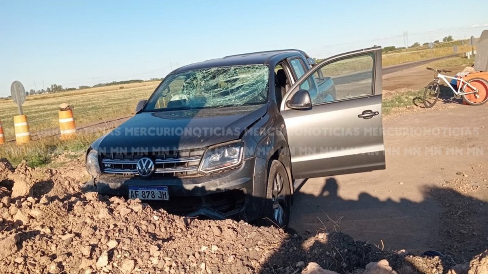 Camioneta chocó un poste y montículo de tierra en desvío de la autovía 18