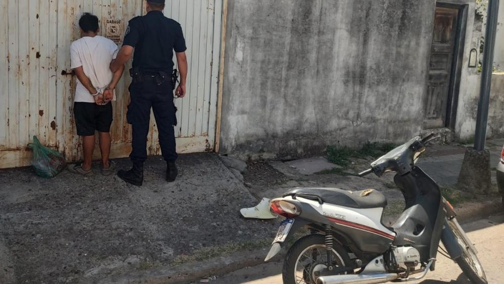 Policía fuera de servicio recuperó moto robada a dos cuadras del hecho