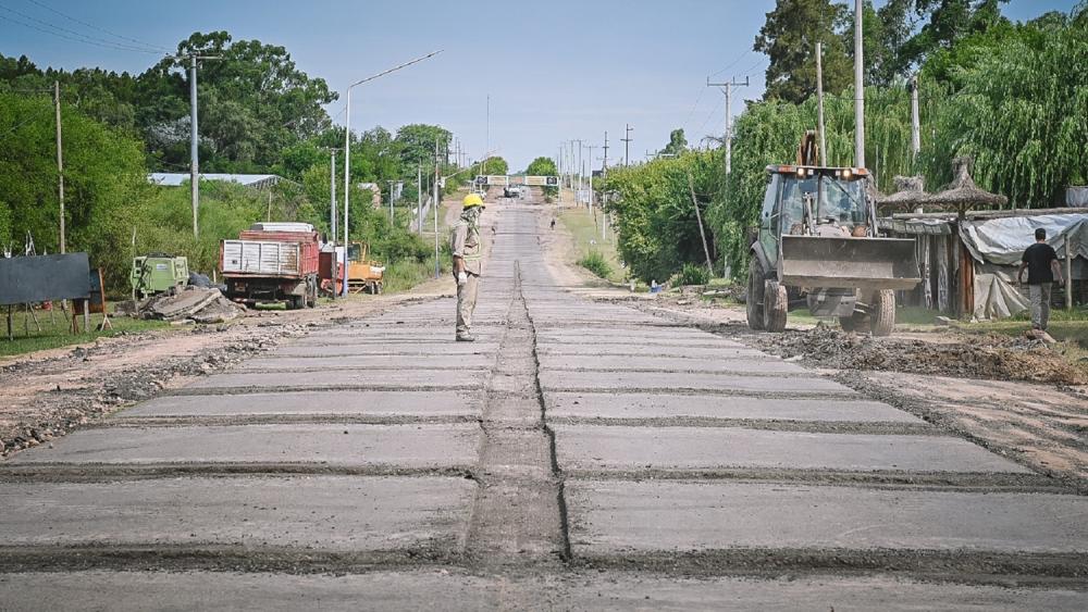 Frigerio supervisó obras en la ruta que une Colón y San José