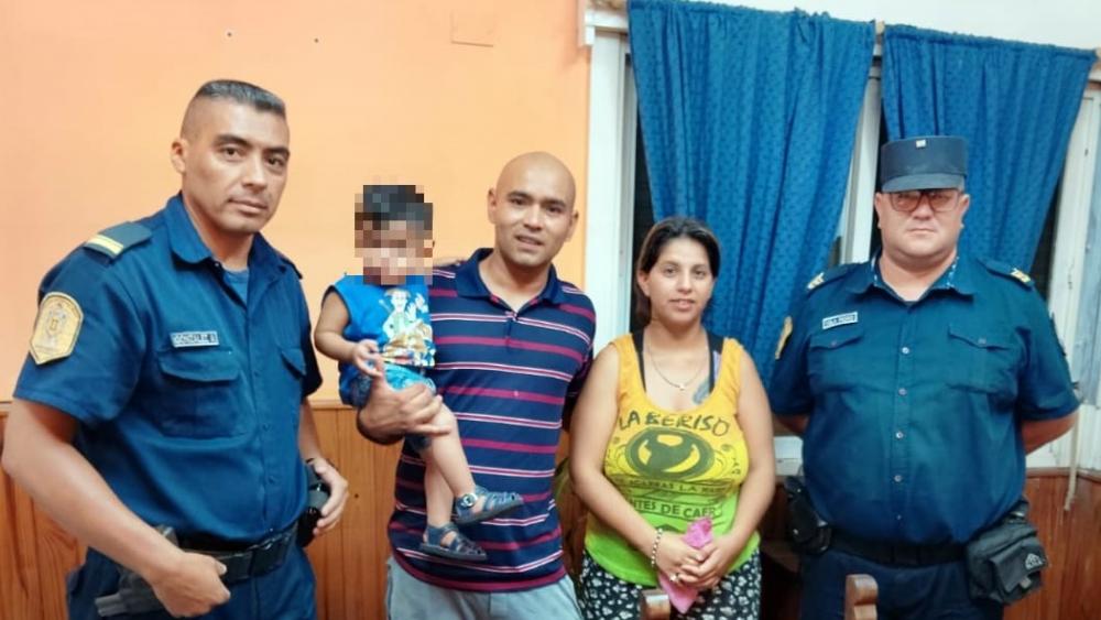 Policías salvaron la vida de un bebé en un parque