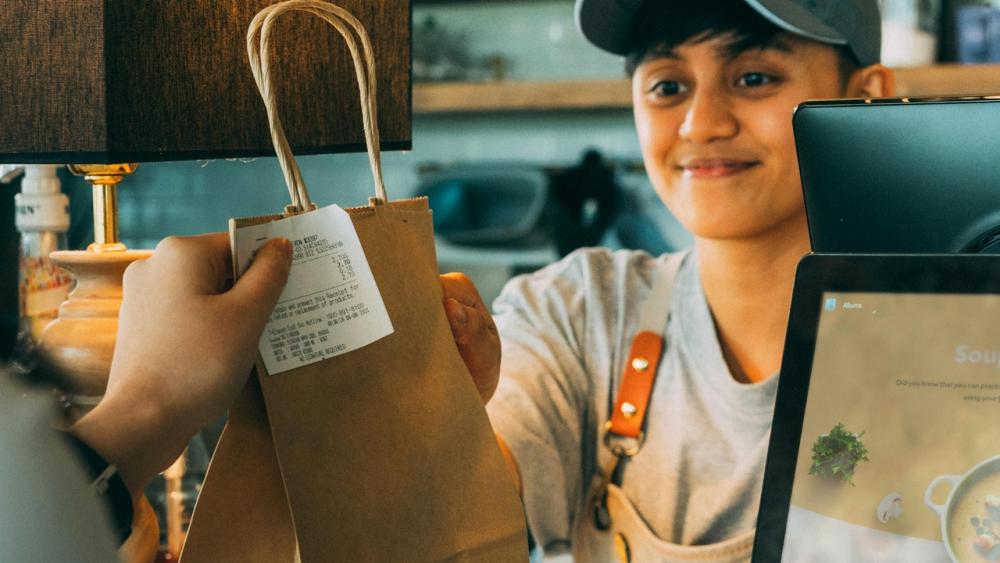 Empleados de comercio acordaron un aumento salarial del 5,1%