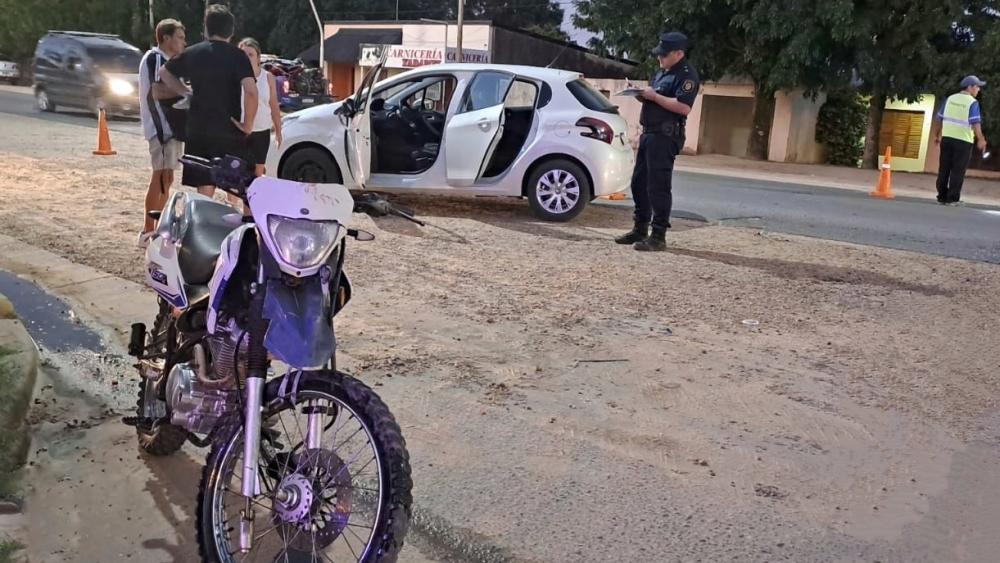 Chocaron un automóvil y una motocicleta, la que fue retenida
