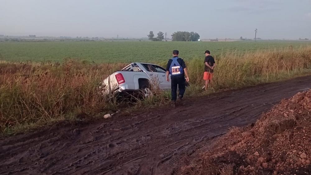 Otro vehículo que colisionó un montículo de tierra en la autovía 18