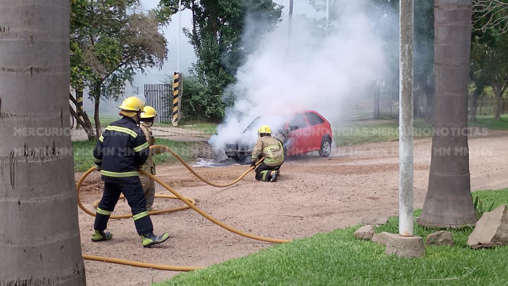 Un automóvil se prendió fuego en plena vía pública