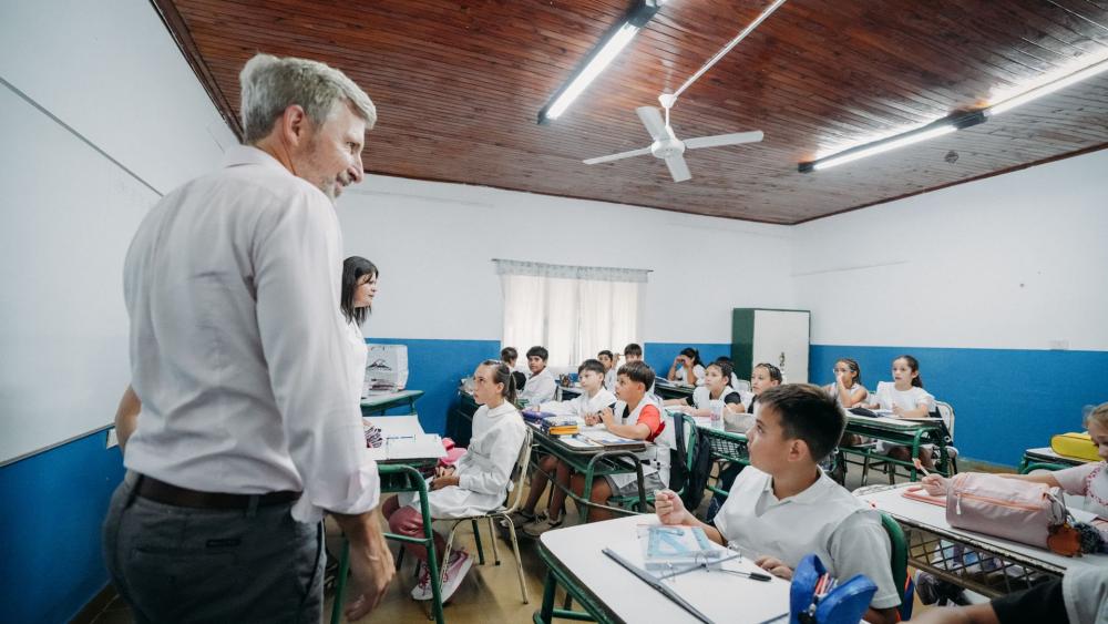 El gobernador Frigerio inauguró el ciclo lectivo en una escuela de Los Charrúas