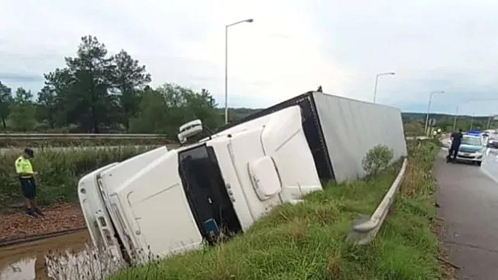 Un camión volcó en la autovía 14 al intentar evitar colisionar con un auto