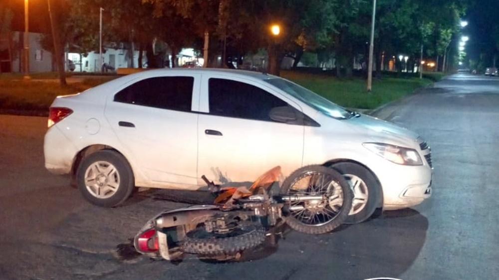 Choque en avenida Colón: un motociclista con lesiones leves
