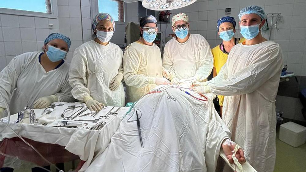 Hospital Masvernat realiza con éxito una cirugía inédita en una paciente de San Salvador