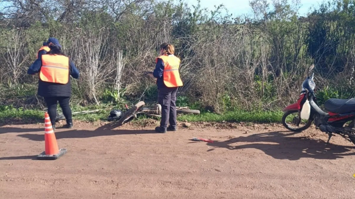 Un choque de motos dejó a una mujer gravemente herida