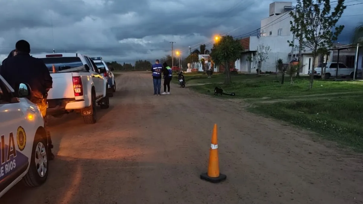 Hombres heridos al volcar tras no advertir un lomo de burro