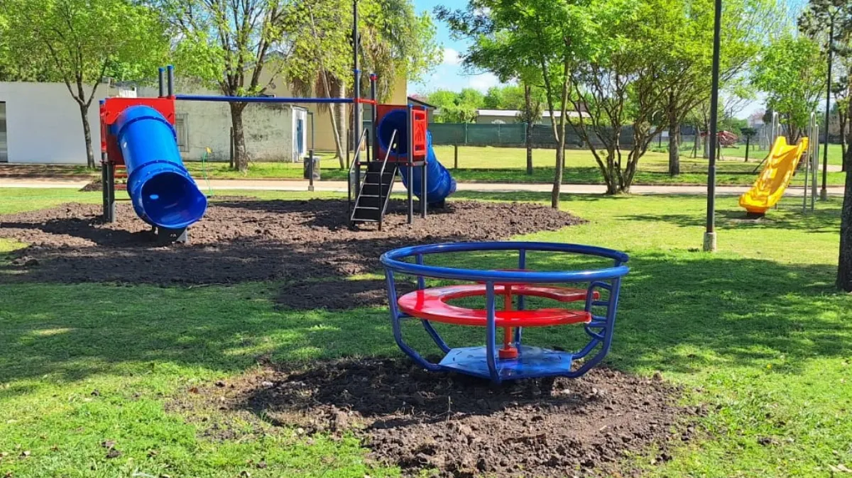 Instalan nuevos juegos infantiles en el parque "José Hernández" de Jubileo
