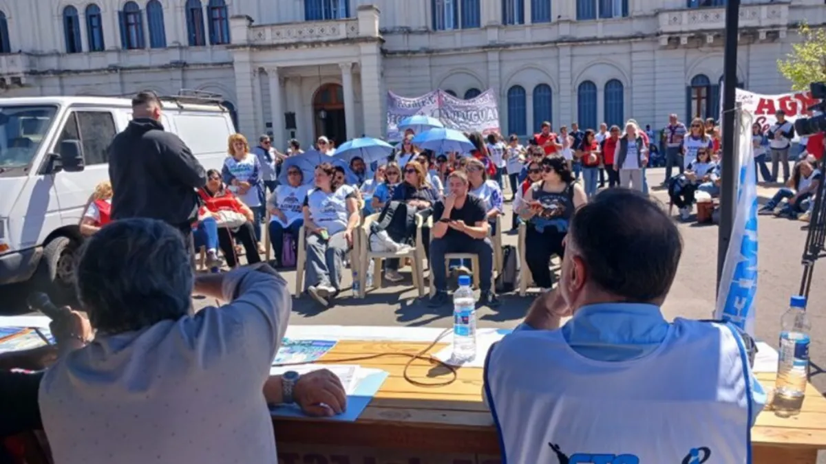 Docentes se movilizaron frente a Casa de Gobierno y confirmaron el paro nacional para el 14 de octubre