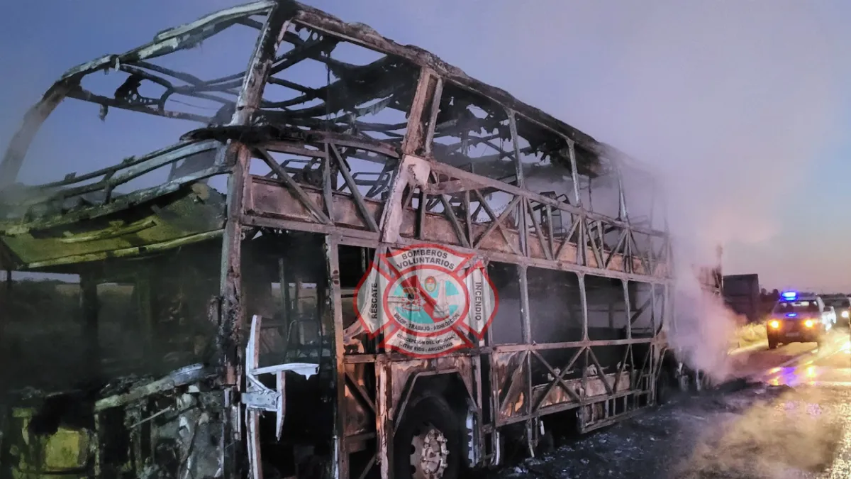 Un micro paraguayo se incendió totalmente mientras circulaba por la Autovía Artigas Un micro paraguayo se incendió totalmente mientras circulaba por la Autovía Artigas