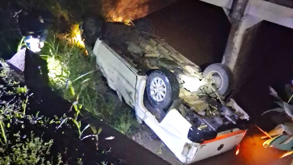 Un conductor resultó gravemente herido al volcar su camioneta y caer de un puente en la ruta 18