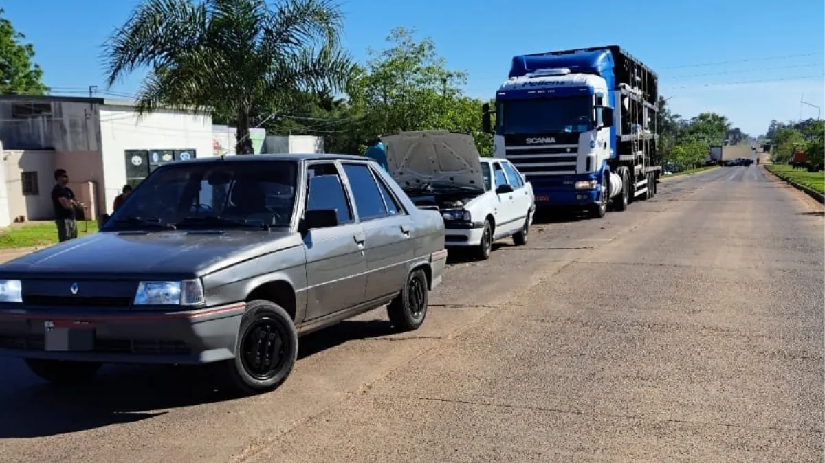 Colisionaron un camión y dos autos en la ruta 18